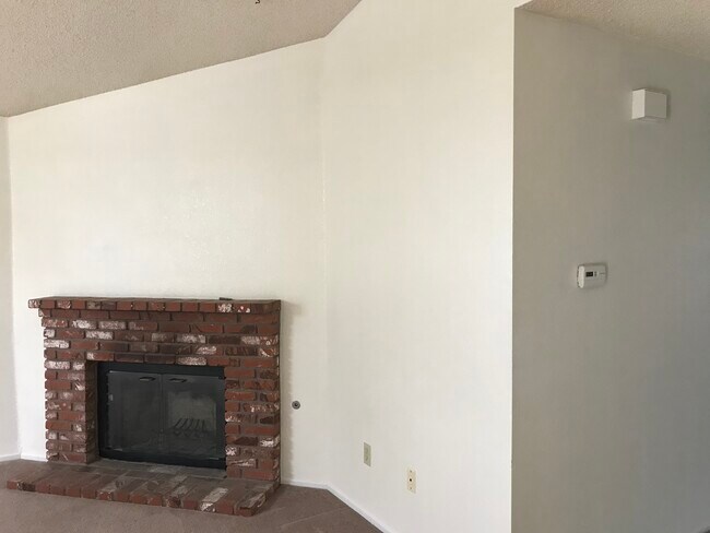 Sala de estar - 2121 Phlox Ave