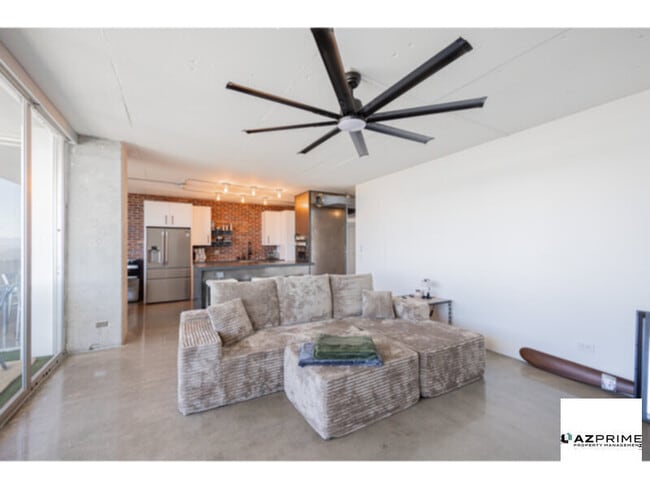 Foto del edificio - Check Out This Stunning 2/2 Luxury Condo Offering Panoramic Skyline Views And Sophisticated Modern F