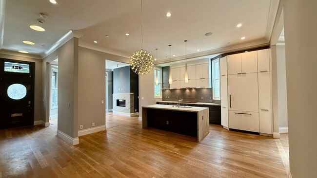 Building Photo - Live the Luxe, Chic Life: 3BR/3.5BA + Park...