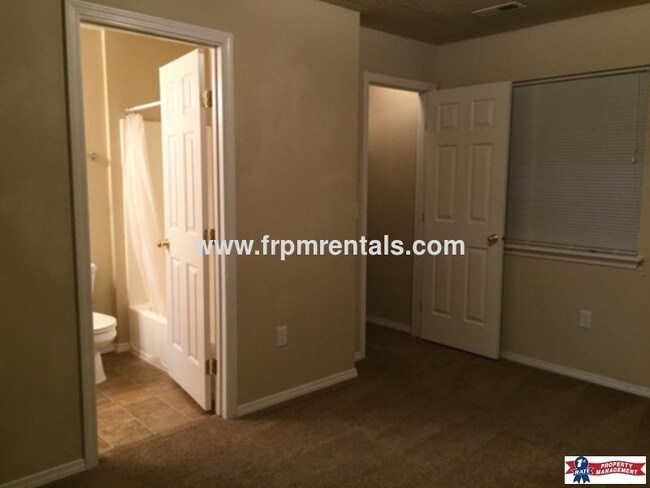 Building Photo - Large 2 Bed 2 Bath Upper Level Apartment