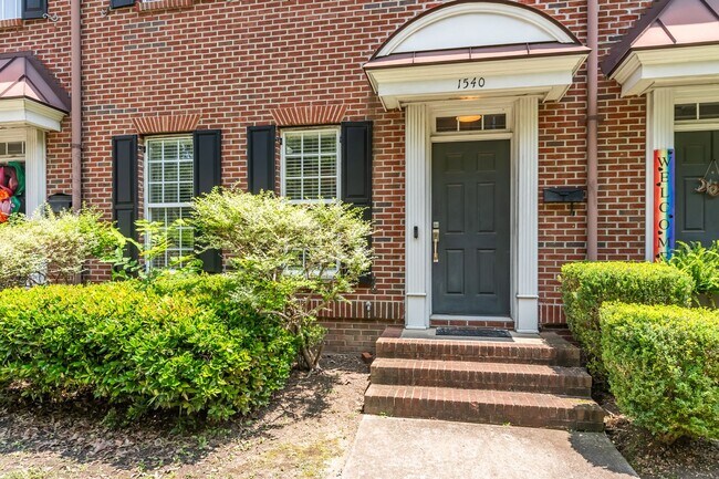 Foto del edificio - Spacious Brick Townhome in Trinity Park!