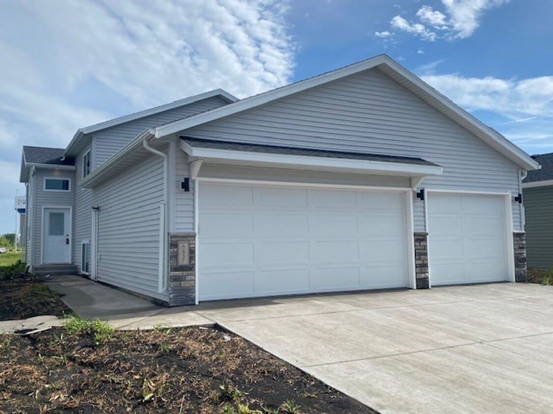 Foto principal - 6437 83rd Ave S