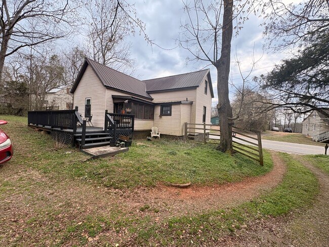 Foto del edificio - 462 Whitehall Rd