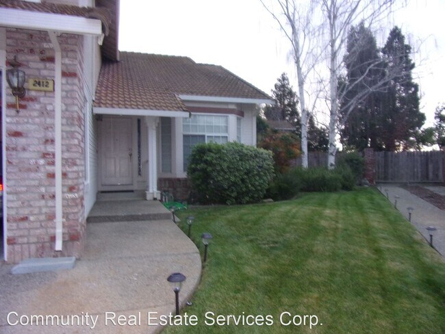 Building Photo - 4 br, 2.5 bath House - 2412 Shawnee Court