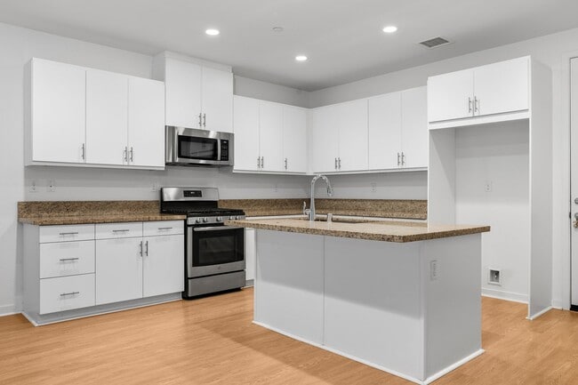 Building Photo - Beautiful Townhome in Desirable Neighborhood!