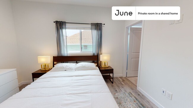 Building Photo - Private bedroom in 5 bed/7 bath Home