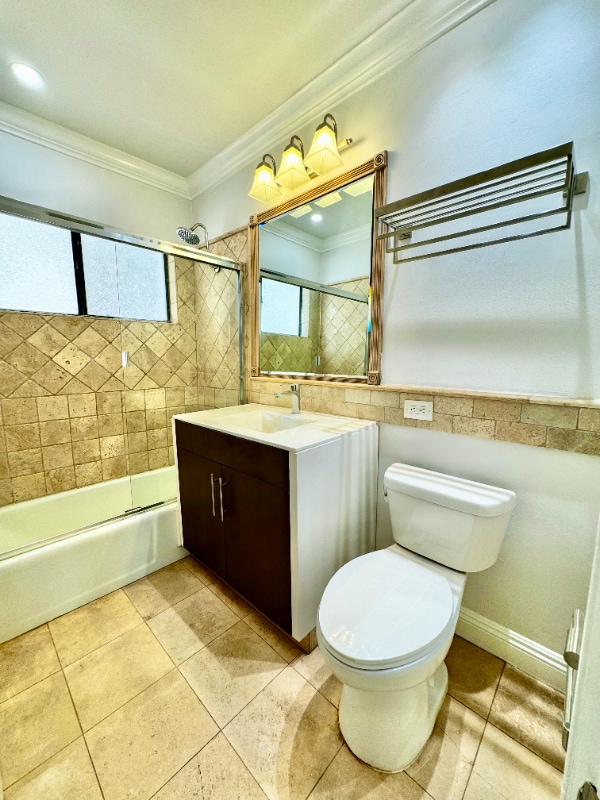 Primary Photo - 1506 S Barrington Ave