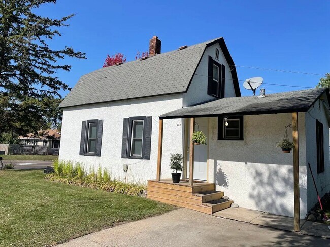 Foto del edificio - Cozy 3 bedroom, 1 Bathroom Home On Corner ...