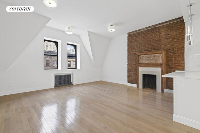 Building Photo - 52 W 75th St