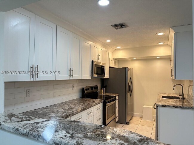 Foto del edificio - 9865 Riverside Dr