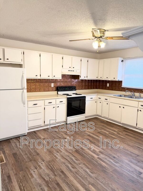 Building Photo - 1401 Dakota Ave