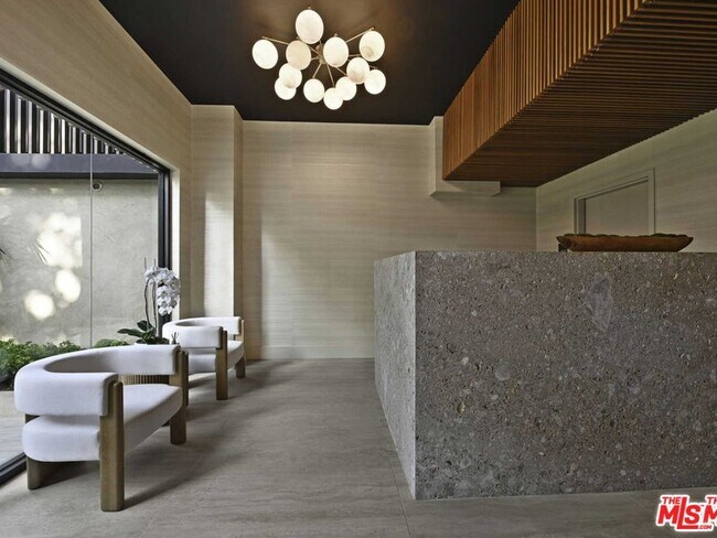 Foto del edificio - 350 N Palm Dr