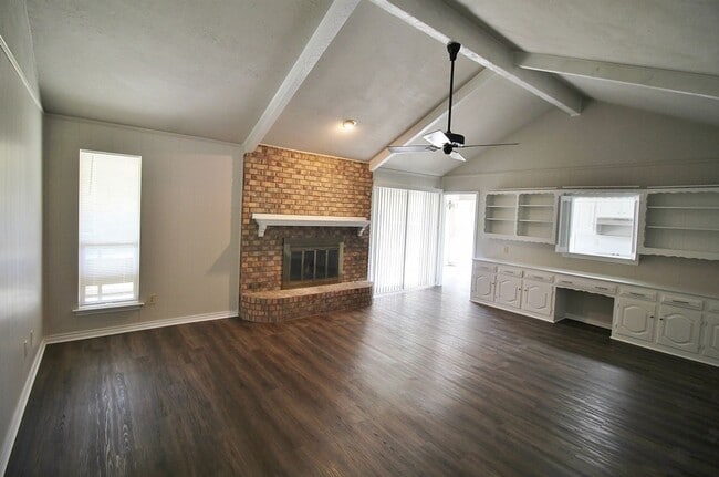 Building Photo - Lovely 4/2.5 in Dallas Ready for Move-In!