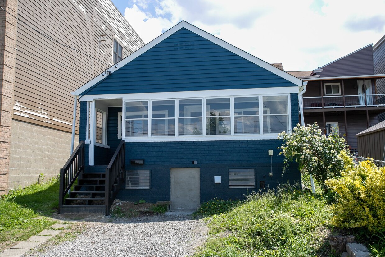 Primary Photo - Available JUNE - 1 Bed off street parking,...