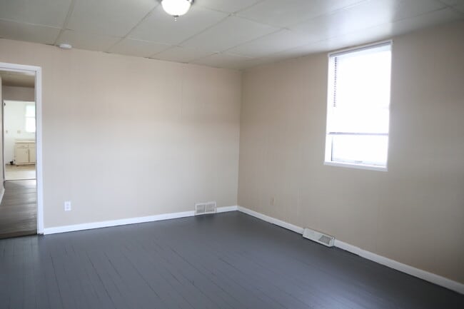 Building Photo - 823 Crest Ave