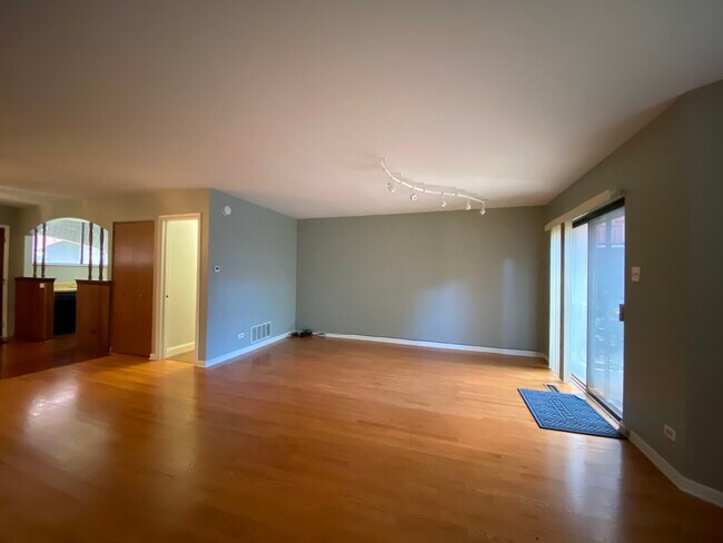 Building Photo - 841 S Racine Ave