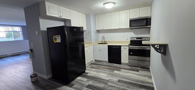 Building Photo - Hyannis 2 Bedroom - West Main St