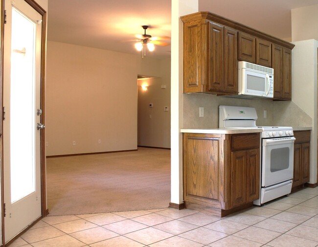 Building Photo - $200 off first FULL month's rent!