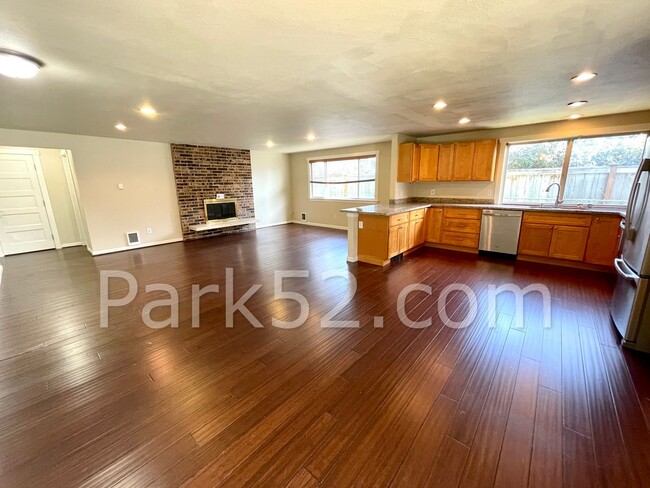 Building Photo - Pet Friendly 3 Bedroom Rambler!