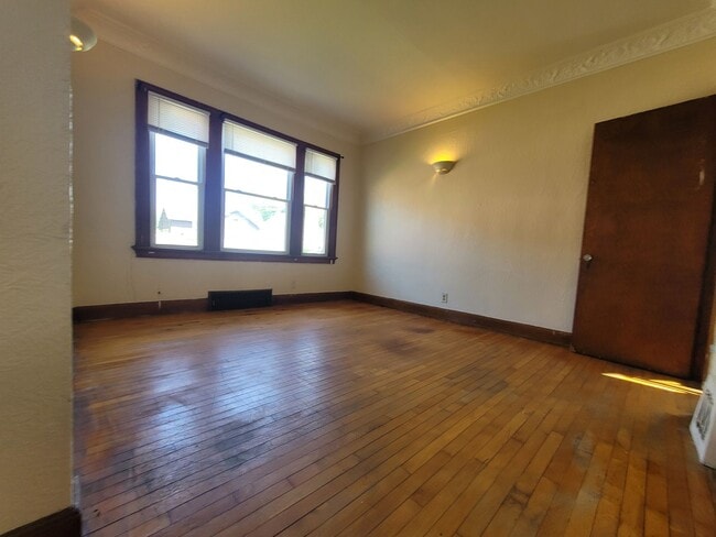 Interior Photo - 421-425 Washington