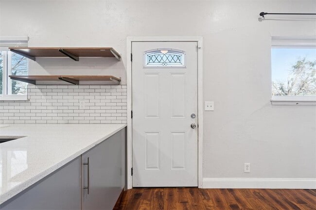 Foto del edificio - 4824 Elmview Dr