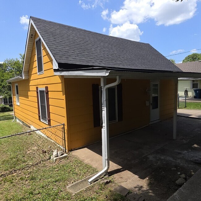 Building Photo - Cozy 3 bedrooms and 1 bath home located on S Pleasant St in Independence, MO