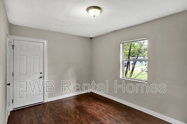 Foto del edificio - 3511 Rockwood Dr