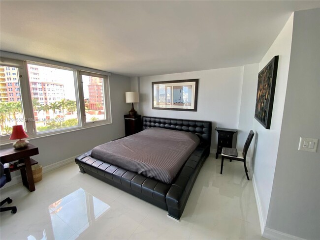 Foto del edificio - 2200 NE 33rd Ave