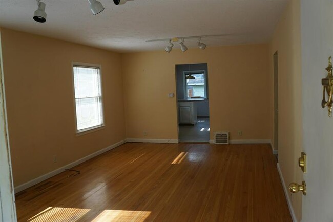 Building Photo - 547 S 11th Ave