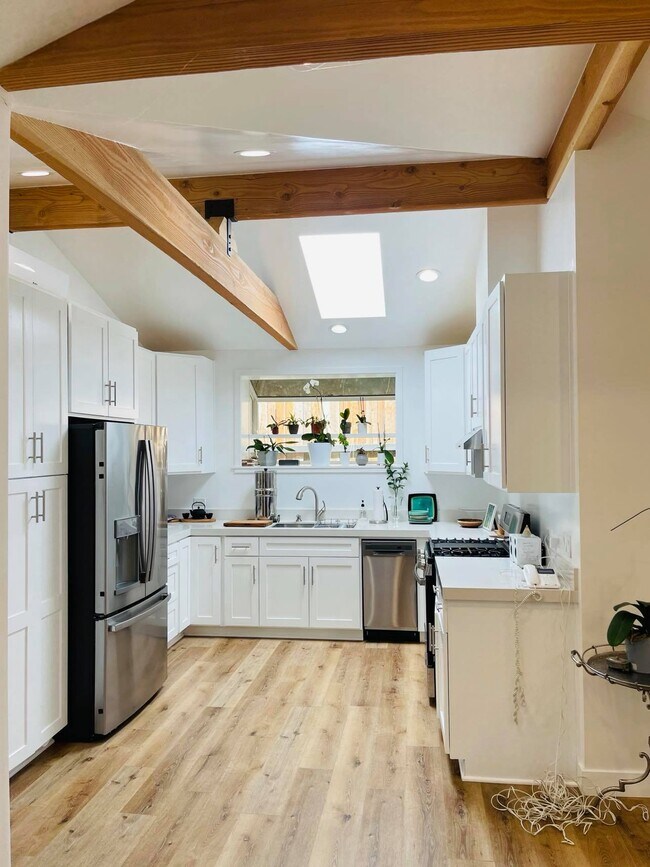 Building Photo - 932 Old Topanga Canyon Rd