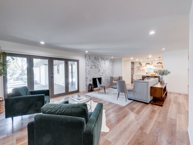 Foto del edificio - 6873 Greenwich Ln