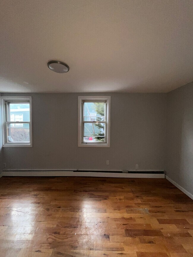 Building Photo - 12 Meadow St