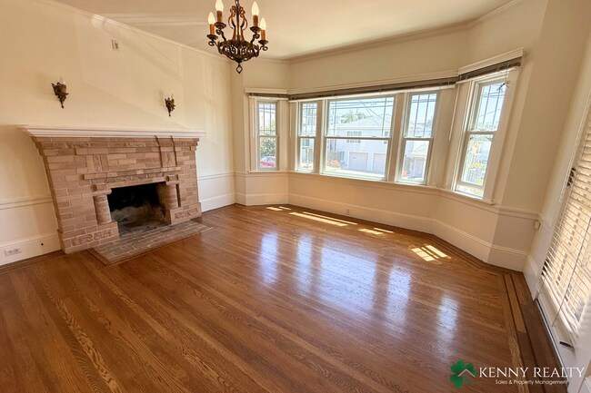 Foto del edificio - Spacious 3 Bedroom Home in Sign Hill Neigh...