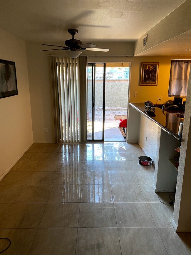 Building Photo - 1504 W La Jolla Dr