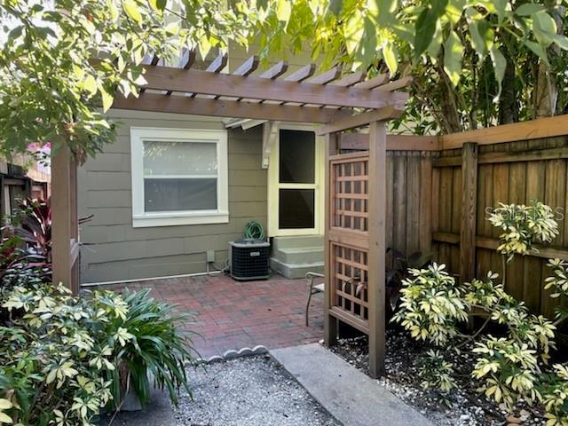Foto principal - 807 1/2 S Fremont Ave