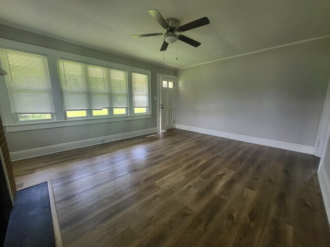 Building Photo - 33 Central Heights Dr