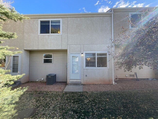 Building Photo - 3 Bedroom Townhome Available Near N Academ...