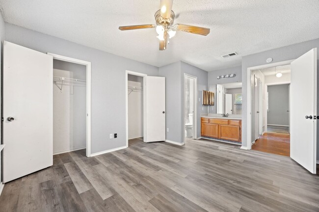 Foto del edificio - 3017 Hilltop Dr