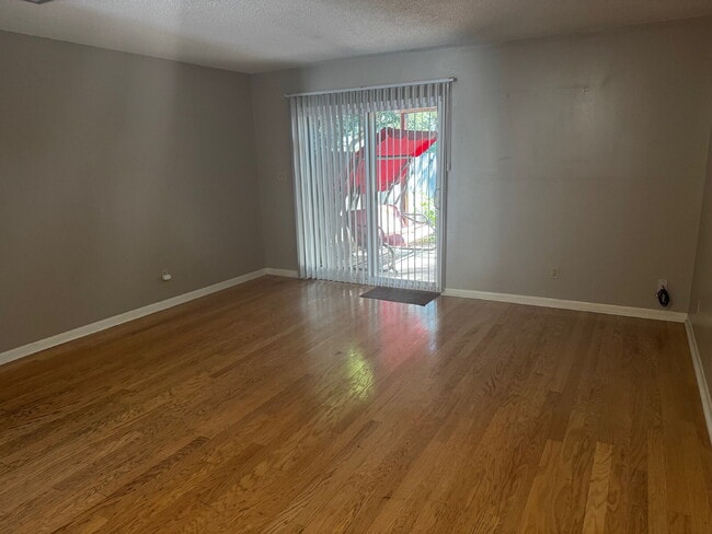 Foto del edificio - "Charming 2-Bed Townhouse Retreat with Mod...