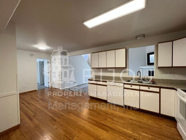 Building Photo - 6533 Foxdale Cir