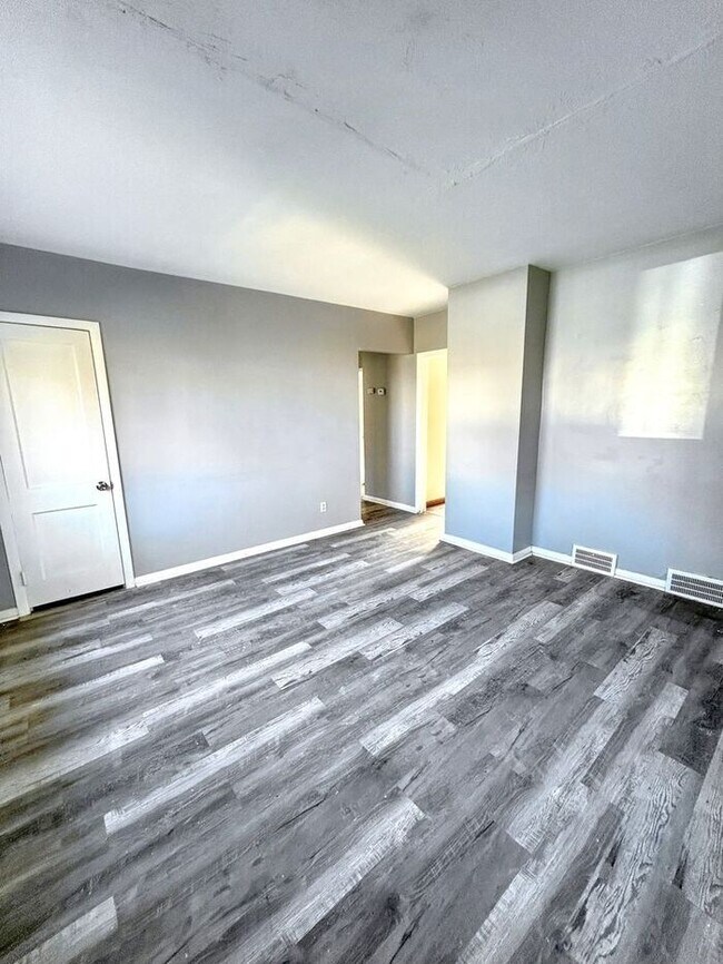 Building Photo - Adorable 3-Bedroom Home with Bright, Invit...