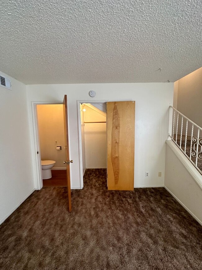 Building Photo - 901 W. 6th St.