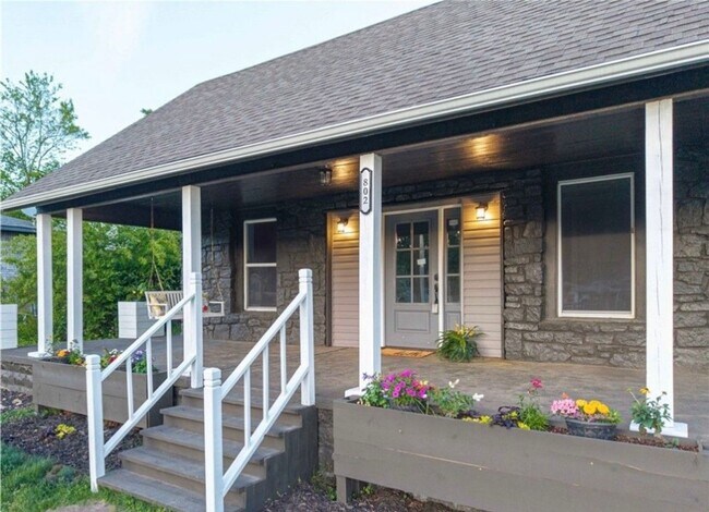 Foto del edificio - Quiet Comfort: Charming 3 Bed, 2.5 Bath Ho...