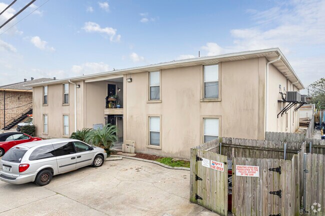 Building Photo - 308 Live Oak St