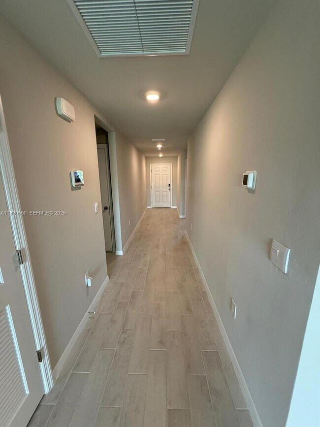 Foto del edificio - 3051 S Beechwood Cir