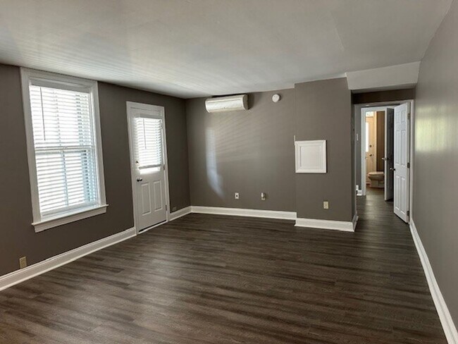 Building Photo - 214 Pine St