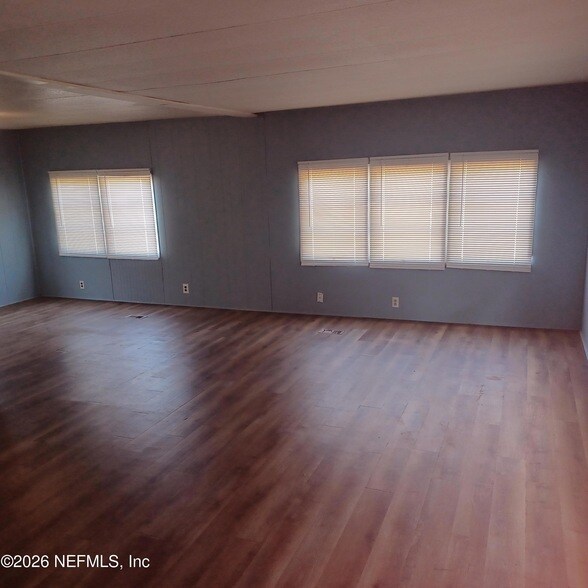 Foto del edificio - 463 Logan Ave