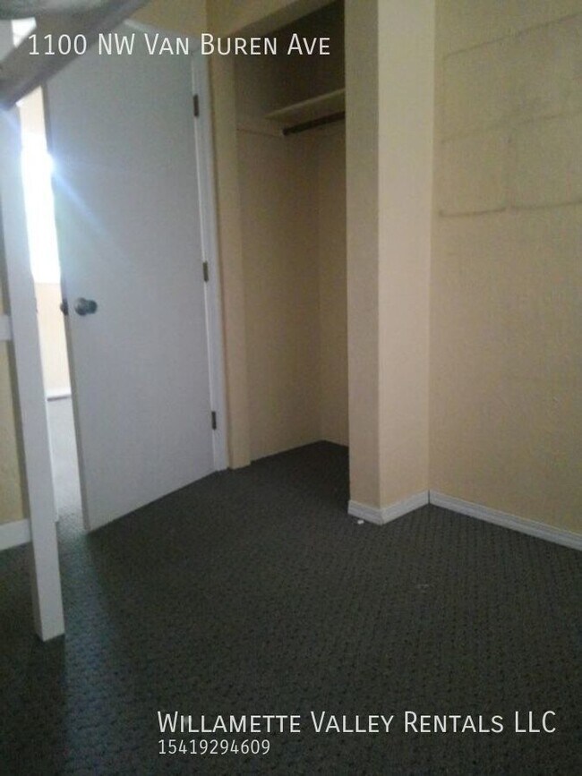 Building Photo - Great 2bdr/1bth within Walking Distance to...