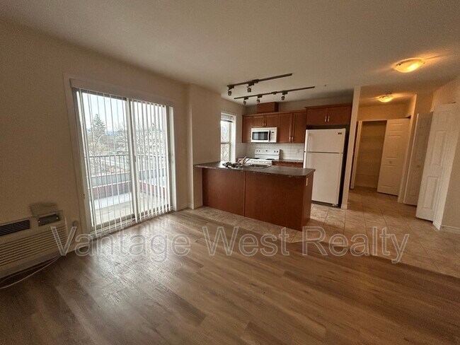 Photo du bâtiment - 598-598 Sutherland Ave