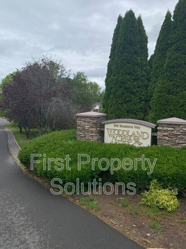 Primary Photo - 210 Cardinal Way